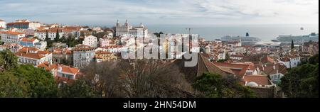 Lisbona, Portogallo - 12 27 2018: Vista panoramica extra large dello skyline della città e dell'Oceano Atlantico Foto Stock