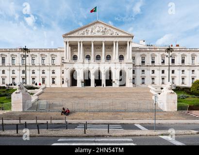 Lisbona, Portogallo - 12 28 2018: Vista sulla piazza, la facciata e le scale del Palazzo Sao Bento Foto Stock