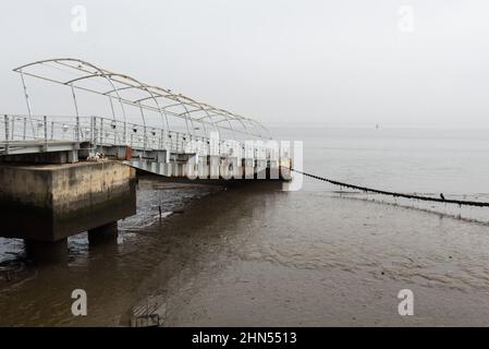 Lisbona - Portogallo - 12 28 2018: Molo senza nave sulla costa atlantica con nebbia fitta. Foto Stock