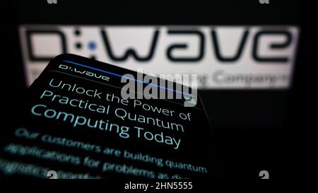 Telefono cellulare con sito web della società canadese di hardware D-Wave Systems Inc. Sullo schermo di fronte al logo. Mettere a fuoco sulla parte superiore sinistra del display del telefono. Foto Stock