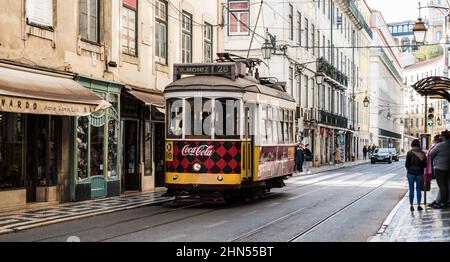 Lisbona, Portogallo - 12 28 2018: Tram tipico che guida nel centro di Bairro Chiado in ripide stradine per lo shopping Foto Stock