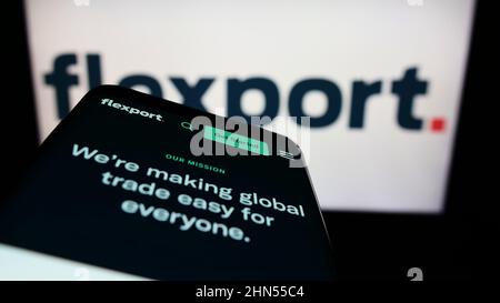 Telefono cellulare con pagina web della società di logistica statunitense Flexport Inc. Sullo schermo di fronte al logo aziendale. Mettere a fuoco sulla parte superiore sinistra del display del telefono. Foto Stock