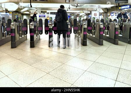 Londra, Inghilterra, Regno Unito. Metropolitana di Londra: L'uomo passa attraverso le barriere automatiche dei biglietti alla stazione metropolitana di Westminster Foto Stock