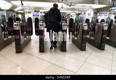 Londra, Inghilterra, Regno Unito. Metropolitana di Londra: L'uomo passa attraverso le barriere automatiche dei biglietti alla stazione metropolitana di Westminster Foto Stock