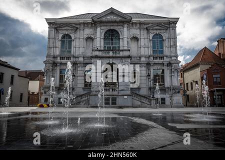 Vilvoorde, Fiandre / Belgio - 10 29 2018: Fontana e municipio presso la piazza del mercato della città Foto Stock