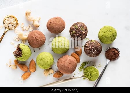 Varietà di palle energetiche vegane fatte in casa con cacao e tè verde matcha Foto Stock