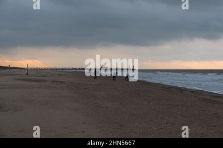 Blankenberge, Fiandre / Belgio - 10 30 2018: Nuvole di pioggia che arrivano sul Mare del Nord Belga con un molo sullo sfondo Foto Stock