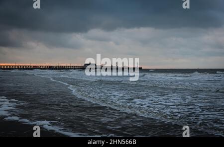 Blankenberge, Fiandre / Belgio - 10 30 2018: Nuvole di pioggia che arrivano sul Mare del Nord Belga con un molo sullo sfondo Foto Stock