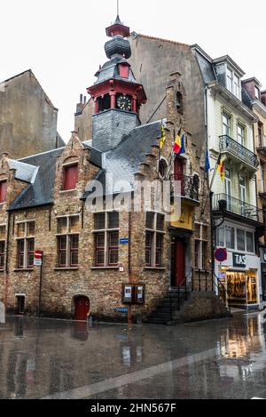 Blankenberge, Fiandre / Belgio - 10 30 2018: Vecchio municipio che riflette nelle strade piovose. Foto Stock