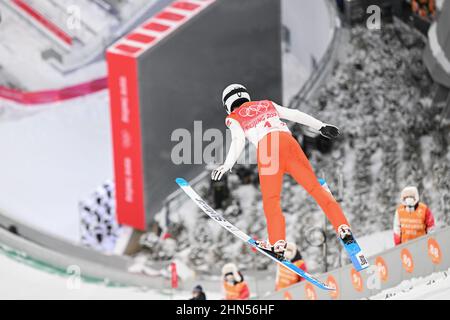 Zhangjiakou, la provincia cinese di Hebei. 14th Feb 2022. Zhen weijie della Cina compete durante la squadra degli uomini di salto di sci al National Ski Jumping Center a Zhangjiakou, nella provincia di Hebei della Cina settentrionale, il 14 febbraio 2022. Credit: Feng Kaihua/Xinhua/Alamy Live News Foto Stock