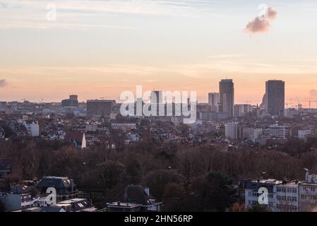 Schaerbeek, Bruxelles / Belgio - 12 03 2018: Vista panoramica dello skyline di Bruxelles al tramonto presa dalla chiesa cattolica di Santa Susanna Foto Stock