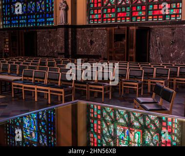 Schaerbeek, Bruxelles / Belgio - 12 03 2018: Interni decorati in stile art deco della chiesa cattolica di Santa Susanna Foto Stock