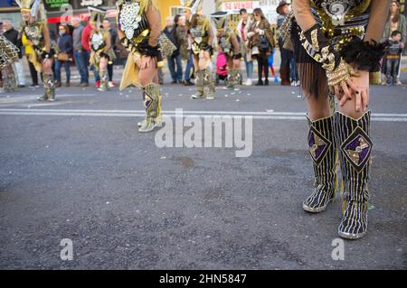 Badajoz, Spagna - Feb 13, 2018: Parata San Roque comparsas, dettagli scarpe. Il Carnevale di Badajoz è stato recentemente dichiarato festa dell'International Tourist Int Foto Stock