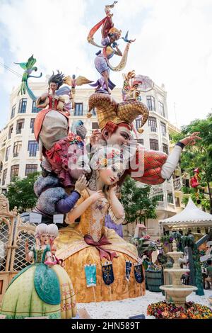 Valencia, Spagna - 4 Settembre 2021: Grande scultura in cartapesta barocca con il tema "non dire a nessuno" per il festival nazionale Fallas i Foto Stock