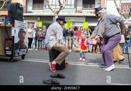Badajoz, Spagna - Feb 13, 2018: Parata di San Roque. Famiglia comparsa che si esibisce al Carnevale di Badajoz, recentemente dichiarato festa del Turismo Internazionale Foto Stock