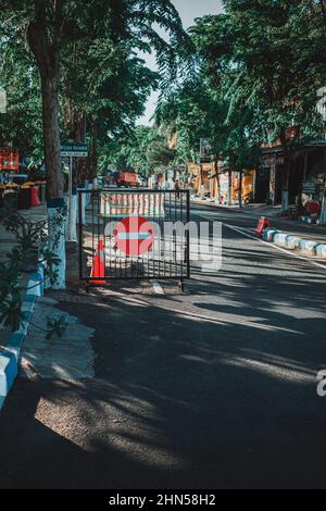 La strada che era chiusa all'ufficio del Reggente Sampang era dovuta alla somministrazione del vaccino Foto Stock