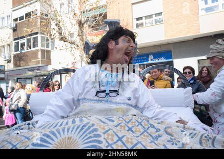 Badajoz, Spagna - Feb 13, 2018: Parata San Roque comparsas. Il Carnevale di Badajoz è stato recentemente dichiarato festa di interesse turistico internazionale Foto Stock