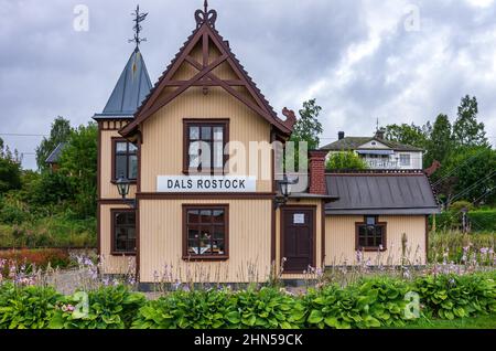 Dals Rostock, Dalsland, Västra Götalands Län, Svezia: Costruita nel 2000, la stazione ferroviaria in miniatura replica l'originale su una scala di 1:2. Foto Stock