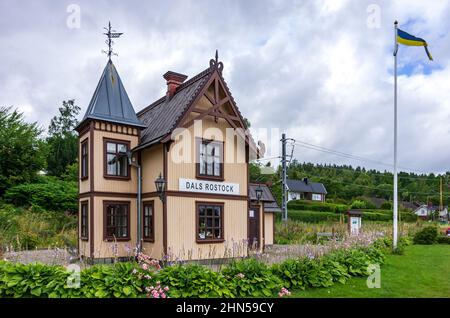 Dals Rostock, Dalsland, Västra Götalands Län, Svezia: Costruita nel 2000, la stazione ferroviaria in miniatura replica l'originale su una scala di 1:2. Foto Stock