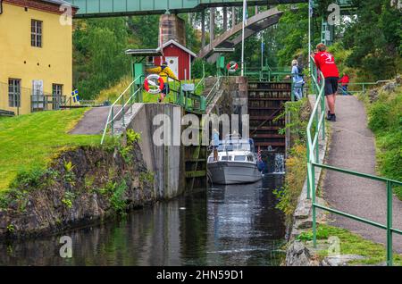 Haverud, Dalsland, Västra Götalands Län, Svezia: Traffico di barche nel blocco inferiore del sistema di serrature nel canale di Dalsland a Haverud vicino Mellerud. Foto Stock