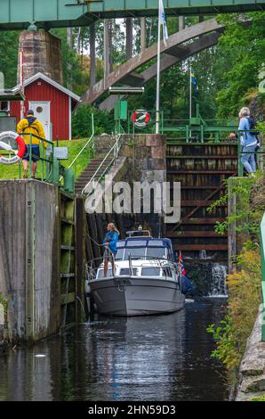 Haverud, Dalsland, Västra Götalands Län, Svezia: Traffico di barche nel blocco inferiore del sistema di serrature nel canale di Dalsland a Haverud vicino Mellerud. Foto Stock