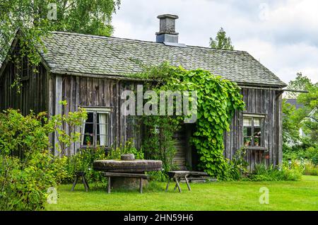 Dals Rostock, Dalsland, Västra Götalands Län, Svezia: Il pittoresco giardino delle erbe con il museo di storia locale di Kroppefjäll e una piccola caffetteria. Foto Stock