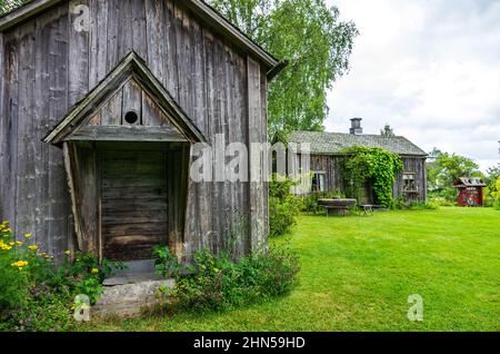 Dals Rostock, Dalsland, Västra Götalands Län, Svezia: Il pittoresco giardino delle erbe con il museo di storia locale di Kroppefjäll e una piccola caffetteria. Foto Stock