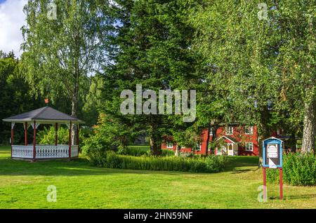 Dals Rostock, Dalsland, Västra Götalands Län, Svezia: Il pittoresco giardino delle erbe con il museo di storia locale di Kroppefjäll e una piccola caffetteria. Foto Stock