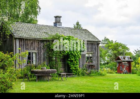 Dals Rostock, Dalsland, Västra Götalands Län, Svezia: Il pittoresco giardino delle erbe con il museo di storia locale di Kroppefjäll e una piccola caffetteria. Foto Stock