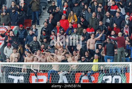 BUDAPEST, UNGHERIA - FEBBRAIO 13: Gli Ultra sostenitori di Budapest Honved celebrano durante la partita Ungherese OTP Bank Liga tra Budapest Honved e MOL Fehervar FC alla Bozsik Arena il 13 Febbraio 2022 a Budapest, Ungheria. Foto Stock