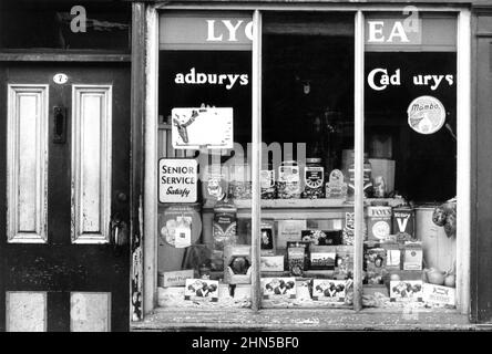 Shopping, Congleton, Cheshire, finestra del negozio di dolci Annie Brogan nel 1970s Foto Stock