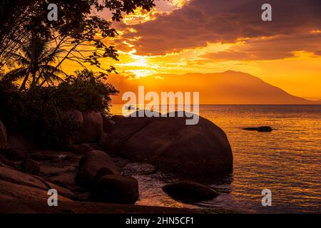 Tramonto caldo sulla spiaggia e mare tranquillo a Florianopolis, Brasile Foto Stock