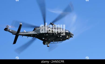 Thiene Italia, 16 OTTOBRE 2021 elicottero militare che vola nel cielo blu visto dal basso. AgustaWestland AW139 Leonardo HH139 dell'Aeronautica militare Italiana Foto Stock