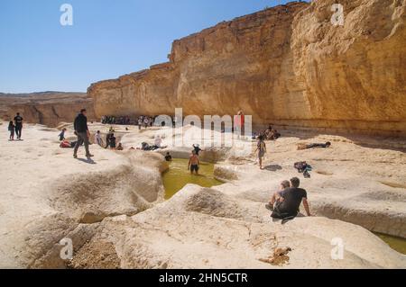 Peres Waterholes a Nahal Peres (anche Wadi Peres, Peres Creek, Peres River o Peres Stream) è un fiume stagionale a sud del deserto della Giudea, ISR Foto Stock