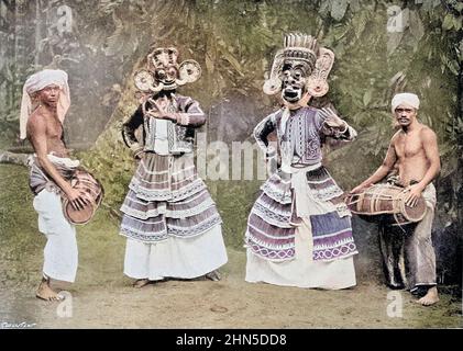 La Danza del diavolo o la Danza del cham è una danza vivace mascherata e in costume associata ad alcune sette del Buddismo Tibetano e festival buddisti. La danza è accompagnata da musica suonata dai monaci utilizzando strumenti musicali tradizionali tibetani. Le danze spesso offrono istruzione morale relativa alla karuṇā (compassione) per gli esseri senzienti e sono tenuti a portare merito a tutti coloro che li percepiscono. Dal libro 'le razze viventi dell'umanità ' Vol 1 di Henry Neville Hutchinson, redattori John Walter Gregory, e Richard Lydekker, Editore: Londra, Hutchinson & co 1901 Foto Stock