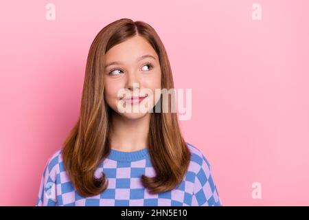 Foto di giovane bella ragazza curioso sguardo vuoto spazio mentale piano sognante isolato su sfondo rosa Foto Stock