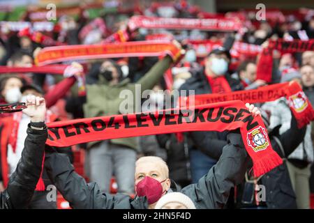 10.000 spettatori sono stati autorizzati a partecipare alla partita nella BayArena, Leverkusen tifosi, calcio 1st Bundesliga, 22nd giorno di incontro, Bayer 04 Leverkusen (LEV) - VfB Stuttgart (S) 4: 2, il 12th febbraio 2022 nella BayArena Leverkusen / Germania. Le normative #DFL vietano l'uso di fotografie come sequenze di immagini e/o quasi-video # Foto Stock