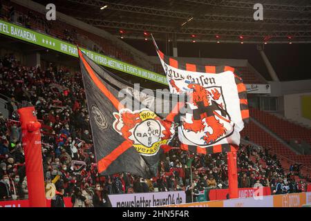 10.000 spettatori sono stati autorizzati a partecipare alla partita nella BayArena, Leverkusen tifosi, calcio 1st Bundesliga, 22nd giorno di incontro, Bayer 04 Leverkusen (LEV) - VfB Stuttgart (S) 4: 2, il 12th febbraio 2022 nella BayArena Leverkusen / Germania. Le normative #DFL vietano l'uso di fotografie come sequenze di immagini e/o quasi-video # Foto Stock