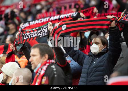 10.000 spettatori sono stati autorizzati a partecipare alla partita nella BayArena, Leverkusen tifosi, calcio 1st Bundesliga, 22nd giorno di incontro, Bayer 04 Leverkusen (LEV) - VfB Stuttgart (S) 4: 2, il 12th febbraio 2022 nella BayArena Leverkusen / Germania. Le normative #DFL vietano l'uso di fotografie come sequenze di immagini e/o quasi-video # Foto Stock