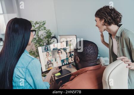 Foto dei datori di lavoro dipendenti signora ragazzo sit scrivania utilizzare gadget Remote start-up sviluppo presentazione saluto sul posto di lavoro. Foto Stock