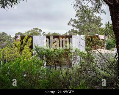 Edificio dal bush circostante. Rocky Hill Memorial Museum, Goulburn, Australia. Architetto: Crone, 2022. Foto Stock