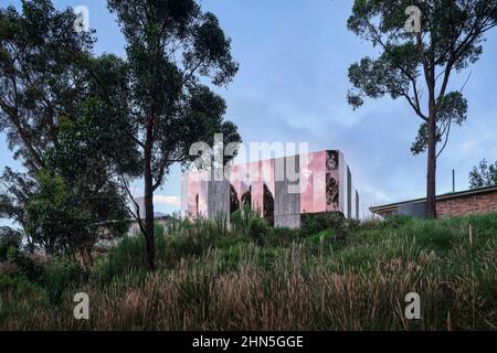 Edificio dal bush circostante. Rocky Hill Memorial Museum, Goulburn, Australia. Architetto: Crone, 2022. Foto Stock