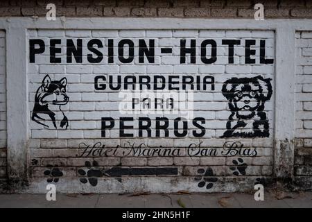Un cartello pubblicitario di Pension Hotel dipinto su un muro di mattoni. San Blas, Nayarit, Messico. Foto Stock