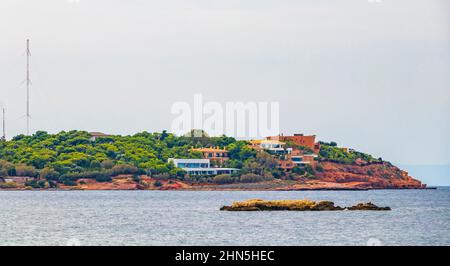 Spiaggia verde naturale turchese e acqua in Megalo Kavouri Vouliagmeni Beach vicino a Voula in Grecia. Foto Stock