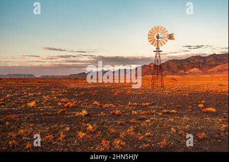 Mulino a vento tipico australiano in Flinders Ranges. Foto Stock