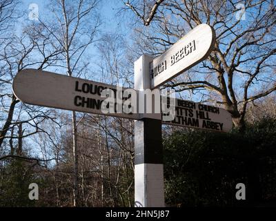 Foresta di Epping, cartello in legno sul sentiero che indica High Beech, Loughton, Chingford, High Beech Church, Lippitts Hill e Waltham Abbey Foto Stock