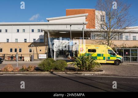 Un ambulanza di emergenza del servizio di ambulanza di Londra parcheggiato fuori dall'ospedale della regina Mary, Roehampton, Londra, Inghilterra, Regno Unito Foto Stock