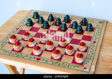 Gioco di scacchiera in legno con albero di Natale e pezzi di Santa Foto Stock
