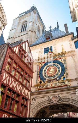 Il Gros Horloge è un orologio astronomico del 14th secolo, conservato nella città vecchia di Rouen, la capitale della Normandia, Foto Stock