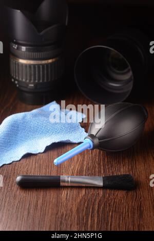 kit di pulizia obiettivo con obiettivi dslr, su sfondo scuro, concetto di pulizia della fotocamera Foto Stock